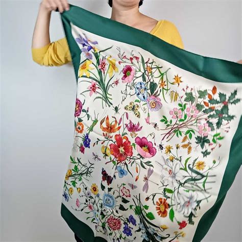 foulard seta gucci fiori gialli arancio|Foulard in twill di seta floreale Flora GUCCI da donna .